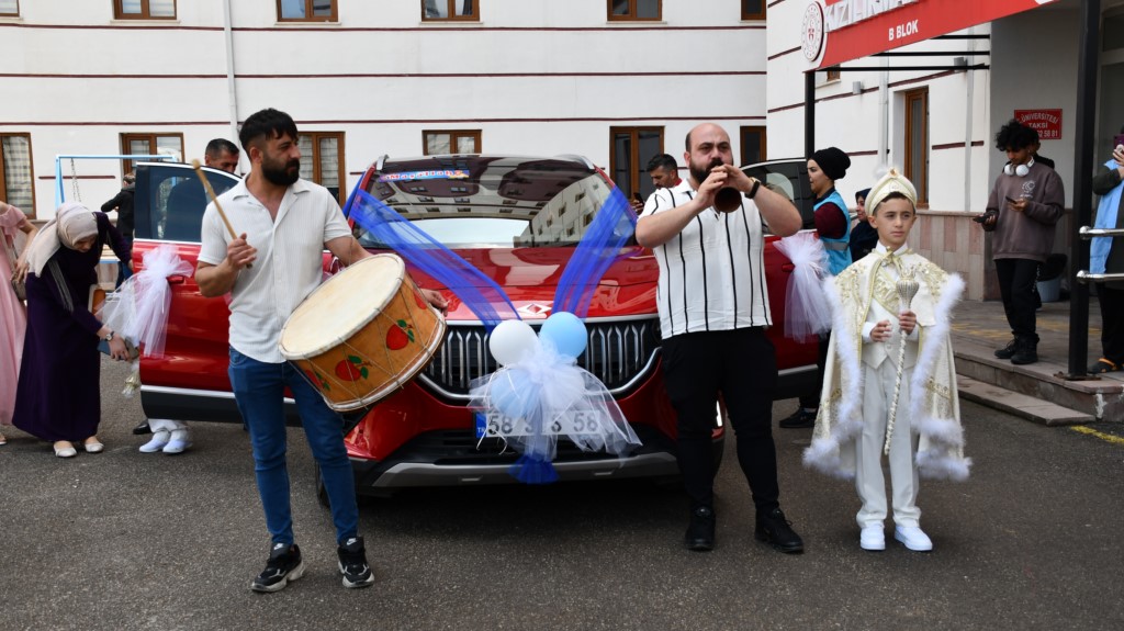 Togg depremzede kardeşlerin sünnet arabası oldu