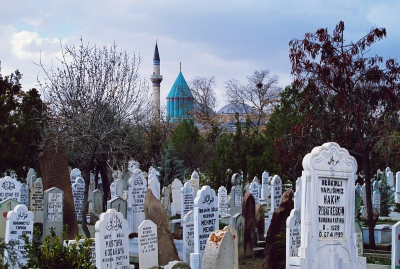 Konya’nın efsaneleriyle ünlü mezarlığından üç gencin hikayesi çıktı